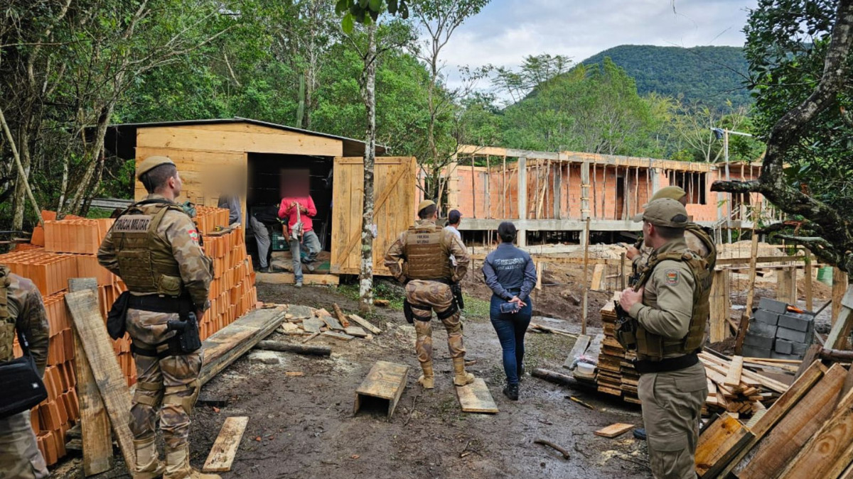 Construção irregular em Florianópolis é demolida e dono vai preso pela polícia