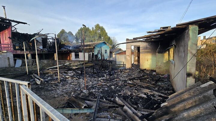 Incêndio em casas de madeira causou grandes prejuízos para os moradores.