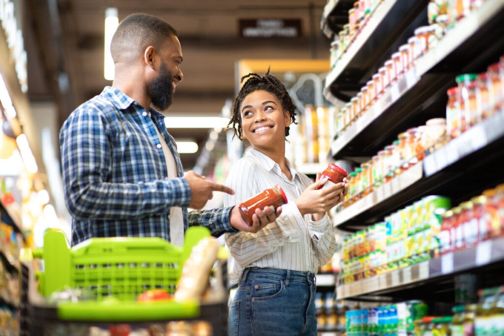 A leitura dos rótulos dos alimentos ajuda a identificar ingredientes que podem causar reação alérgica (Imagem: Prostock-studio | Shutterstock)