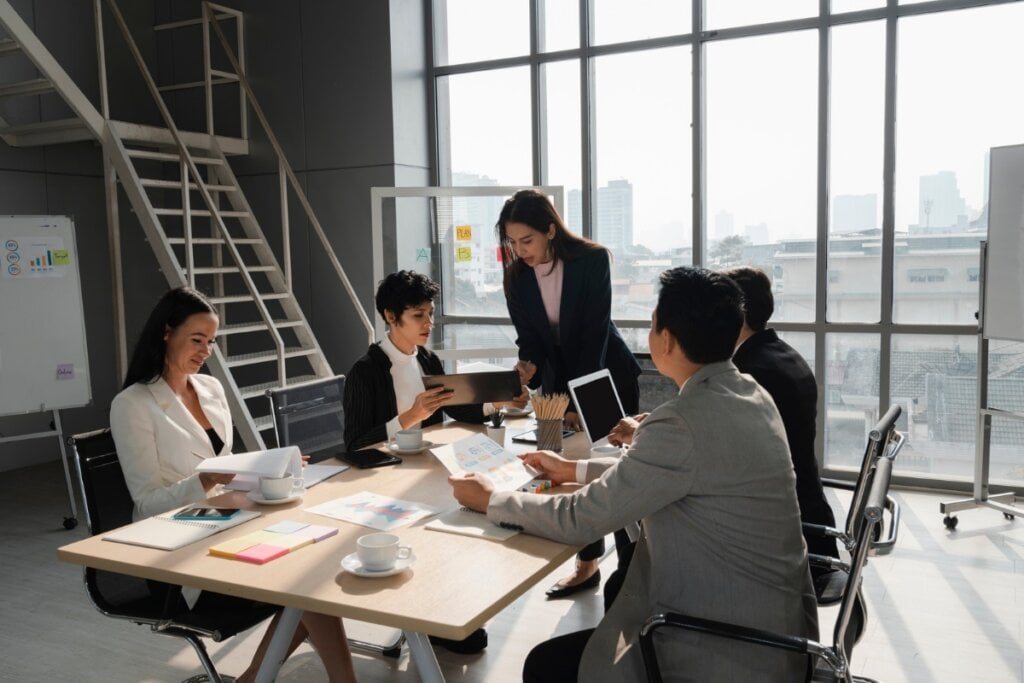 Programas de mentoria aumentam a autoestima e a autoconfiança das profissionais (Imagem: nymphoenix | Shutterstock)