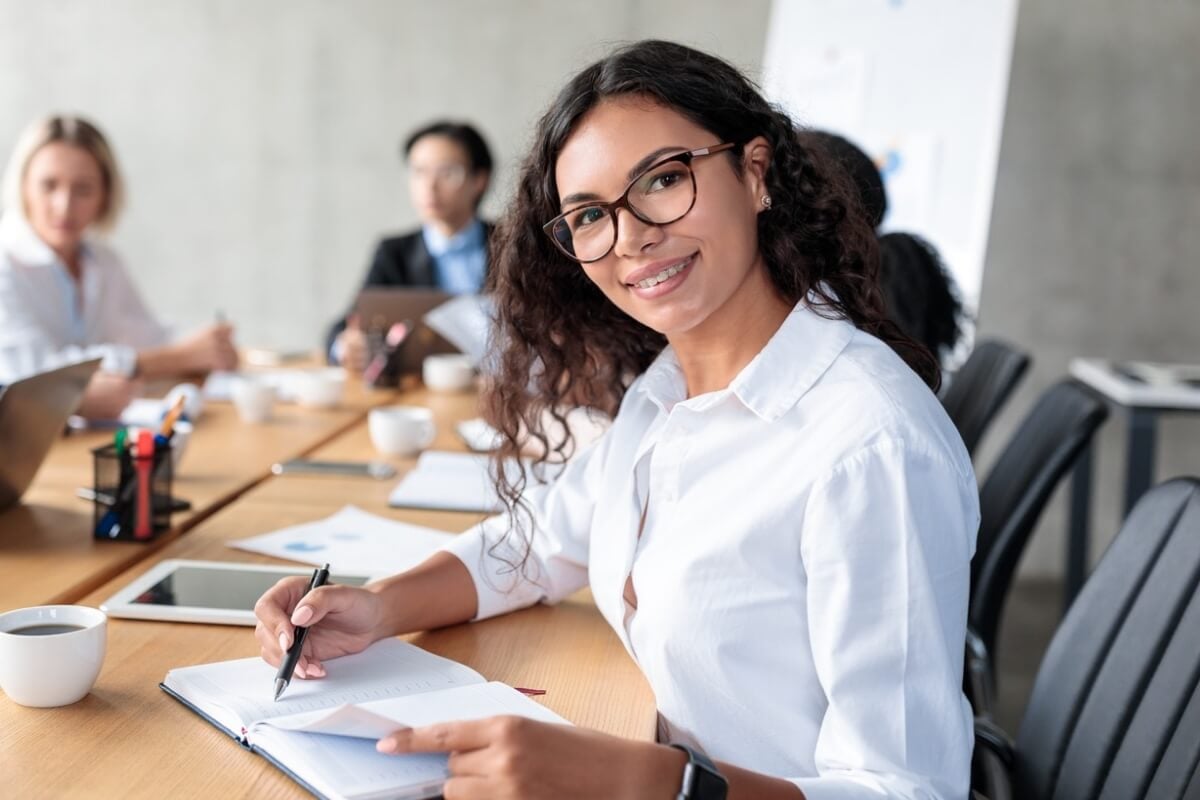 Para promover a equidade de gênero é preciso conscientização de todo o ambiente de trabalho (Imagem: Prostock-studio | Shutterstock)