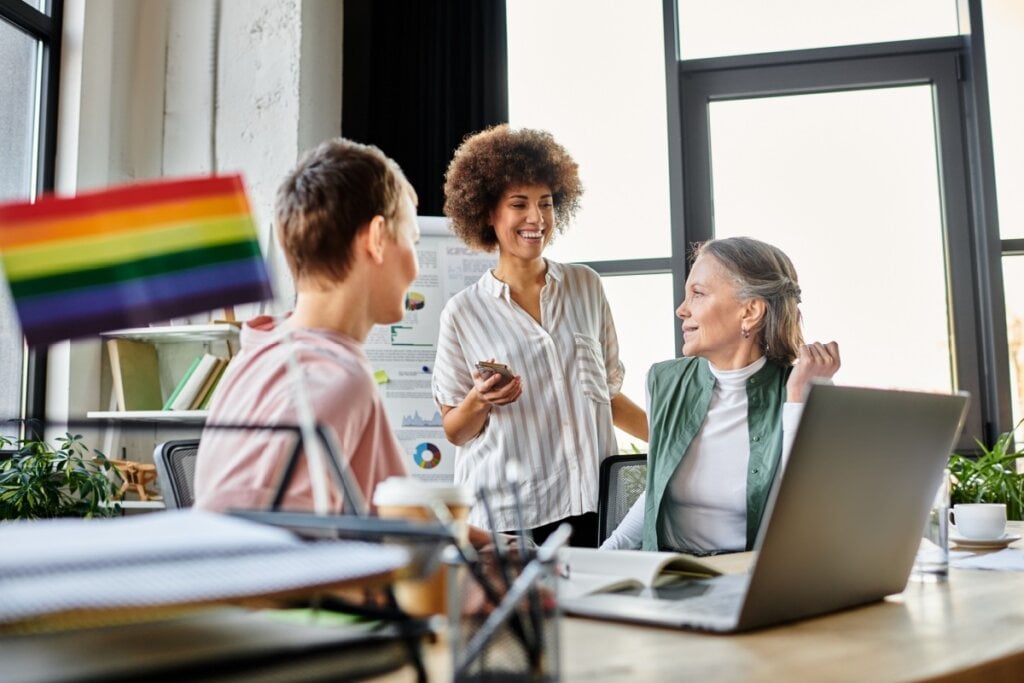 Empresas modernas integram a diversidade naturalmente, enquanto organizações conservadoras costumam enfrentar desafios ao implementar políticas inclusivas (Imagem: LightField Studios | Shutterstock)