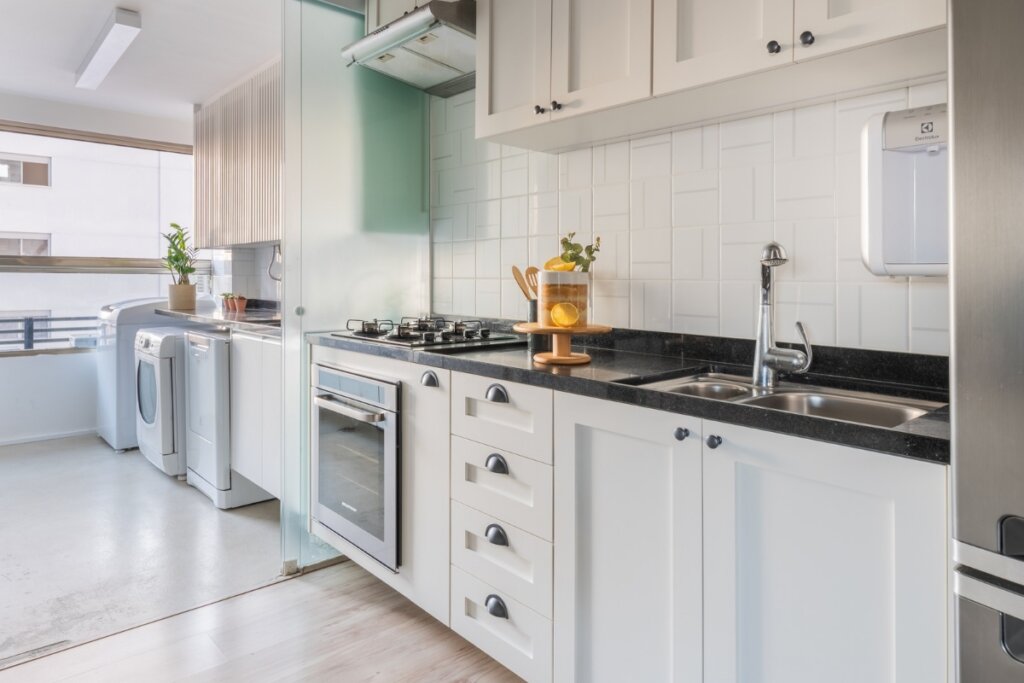 Estilo cl&aacute;ssico traz uma proposta mais elegante e sofisticada para os ambientes (Projeto: Studio Guadix | Imagem: Guilherme Pucci)