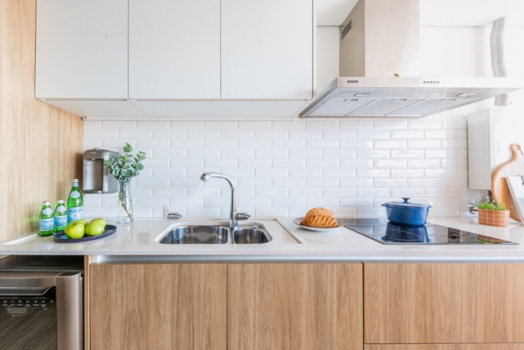 Estilo minimalista valoriza a organiza&ccedil;&atilde;o e a efici&ecirc;ncia (Projeto: Studio Guadix | Imagem: Guilherme Pucci)