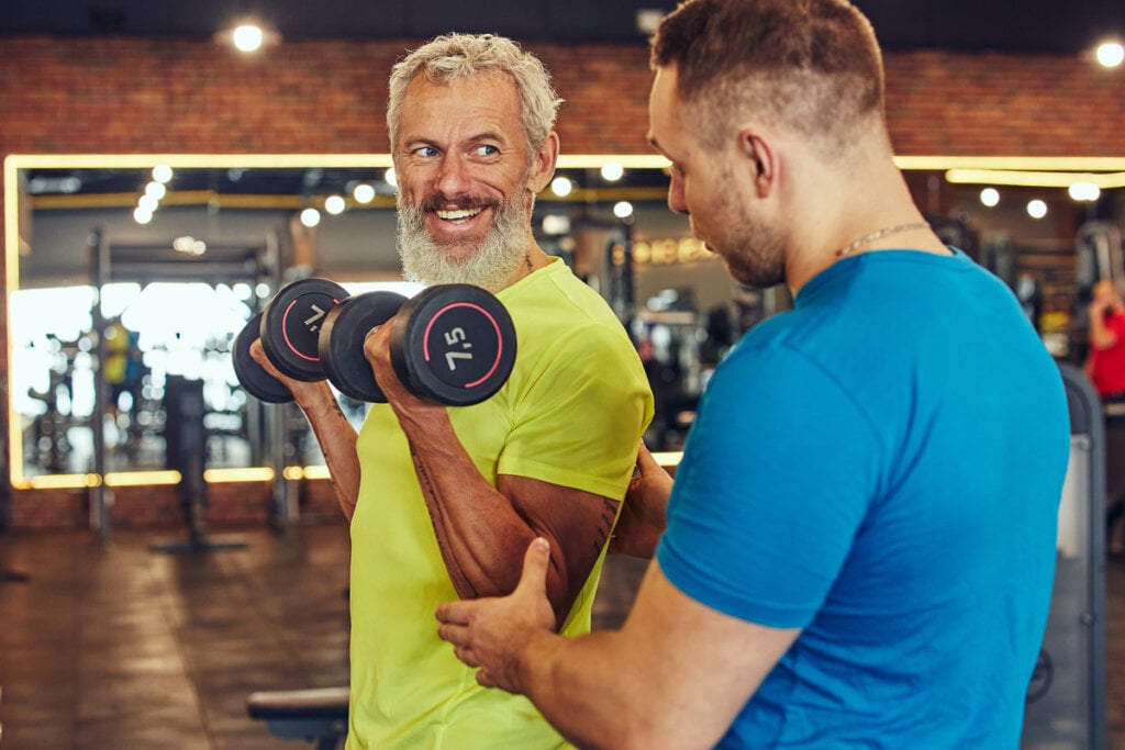 Manter uma rotina de cuidados pessoais com exercícios físicos e boa alimentação ajuda no fortalecimento da resiliência emocional (Imagem: fizkes | Shutterstock)