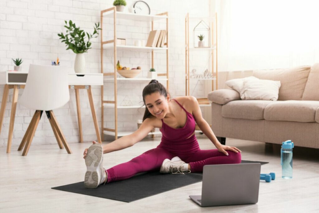 Exercícios de mobilidade ajudam a fortalecer a musculatura e são essenciais para evitar lesões durante a atividade física (Imagem: Prostock-Studio | Shutterstock)
