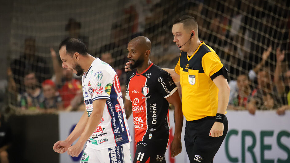 “Arbitragem horrorosa, inaceitável”: dirigente de clube catarinense critica árbitros na Liga Futsal
