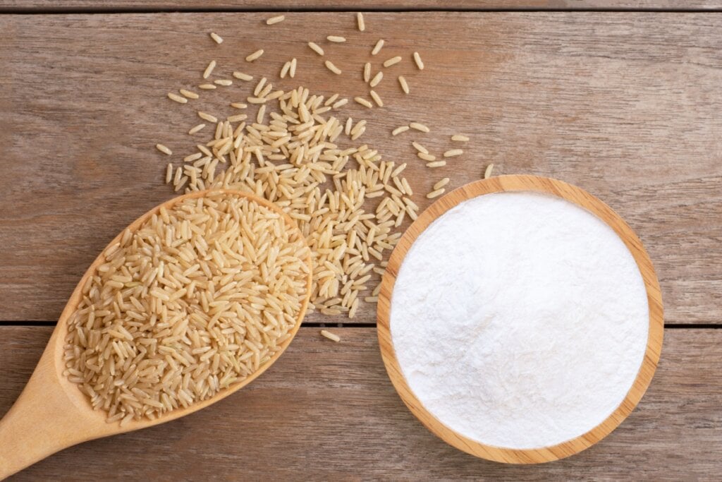 A farinha de arroz é acessível, sem glúten, rica em fibras, e ótima para pães, bolos e vitaminas (Imagem: NIKCOA | Shutterstock)