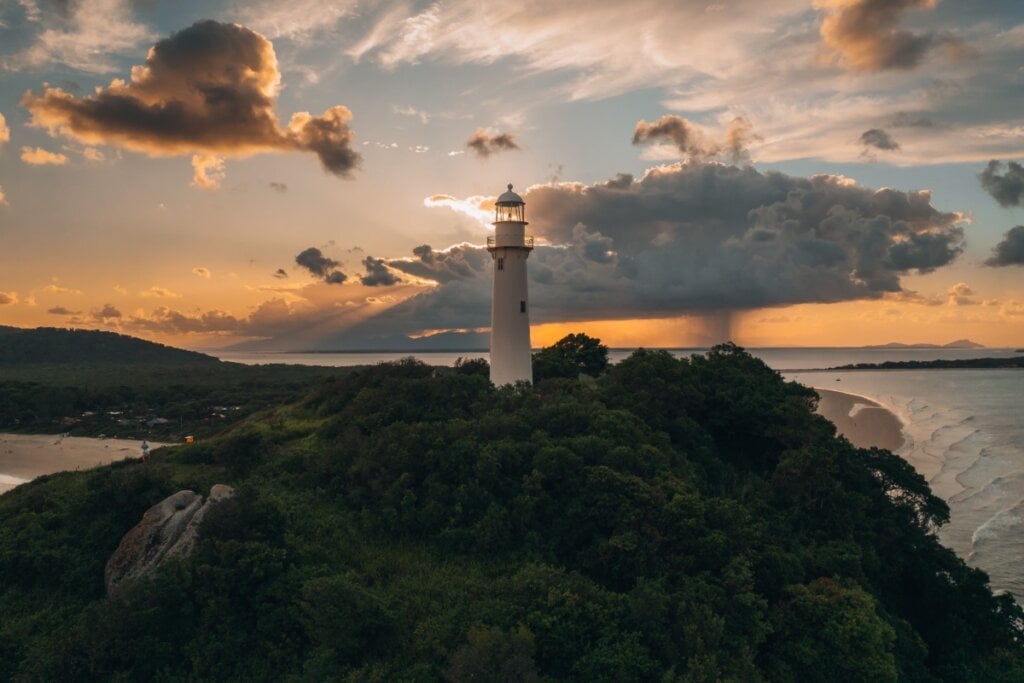 O Farol das Conchas, na Ilha do Mel, &eacute; um dos destaques do litoral paranaense (Imagem: gonthiagon | Shutterstock)