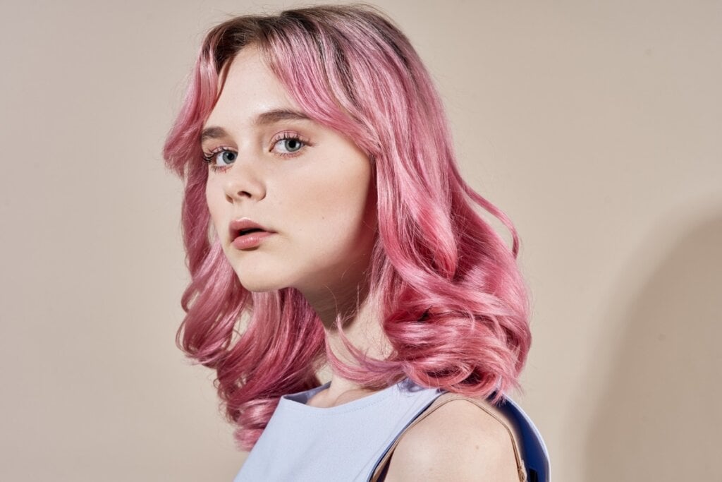 Franja cortina &eacute; um corte vers&aacute;til que emoldura o rosto (Imagem: ViChizh | Shutterstock)