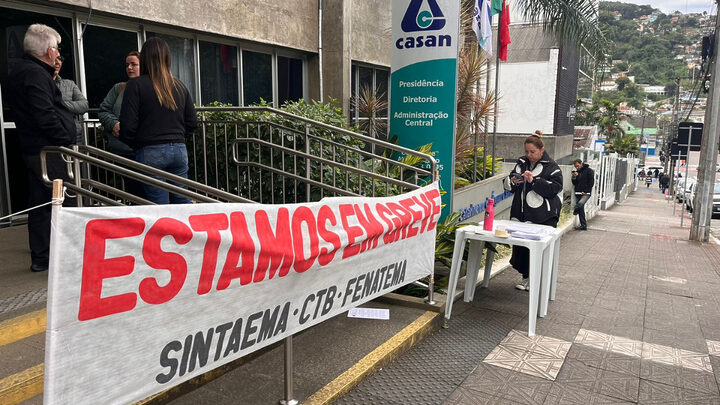 Funcionários da Casan entram em greve nesta terça-feira