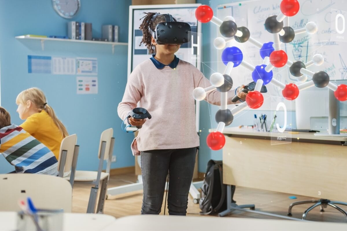 Combinação entre jogos e estudos torna o aprendizado mais divertido e envolvente (Imagem: Gorodenkoff | Shutterstock)