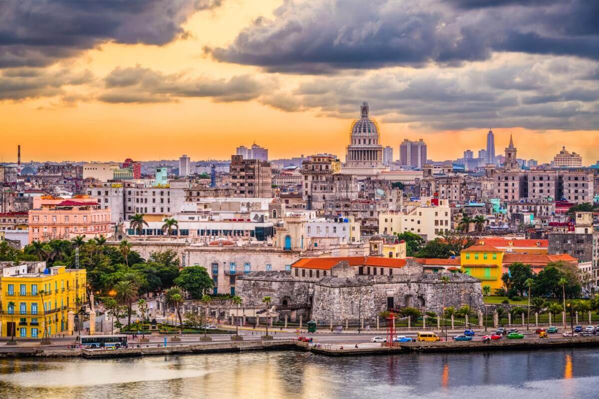 Havana, a capital de Cuba, é uma parada imprescindível para apreciar uma arquitetura histórica (Imagem: Sean Pavone | Shutterstock)