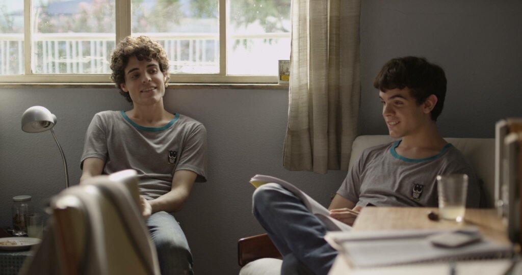 No filme ‘Hoje eu quero voltar sozinho’ Leonardo enfrenta os desafios do despertar de sua sexualidade (Imagem: Reprodução Digital | Netflix)