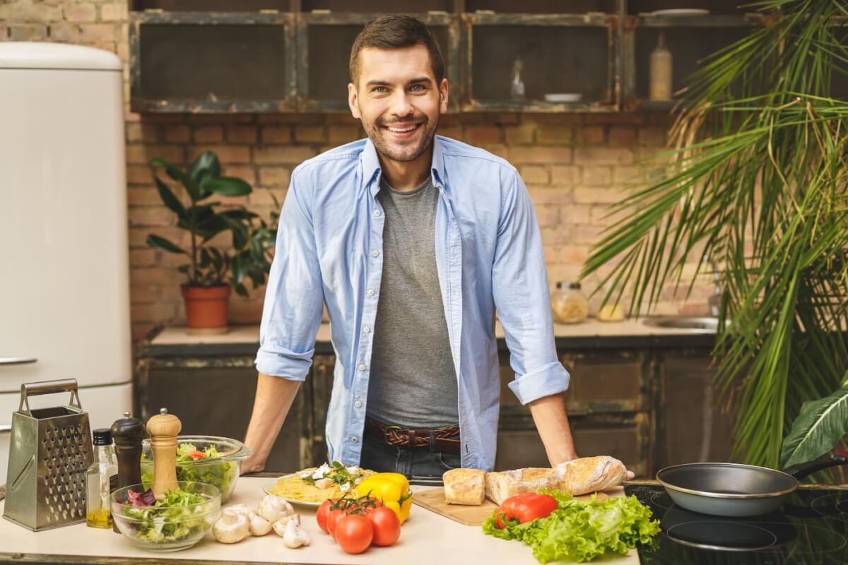 O cuidado com o manuseio dos alimentos ajuda a prevenir doenças (Imagem: YoloStock | Shutterstock)