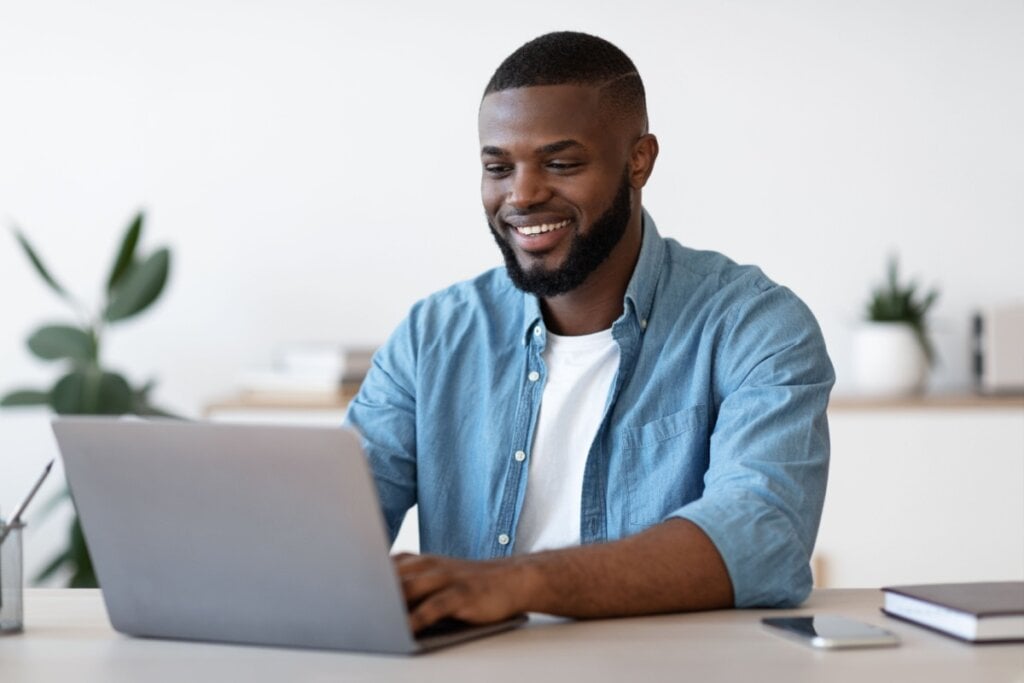O mercado tem demandado cada vez mais profissionais especializados em inteligência artificial (Imagem: Prostock-studio | Shutterstock)