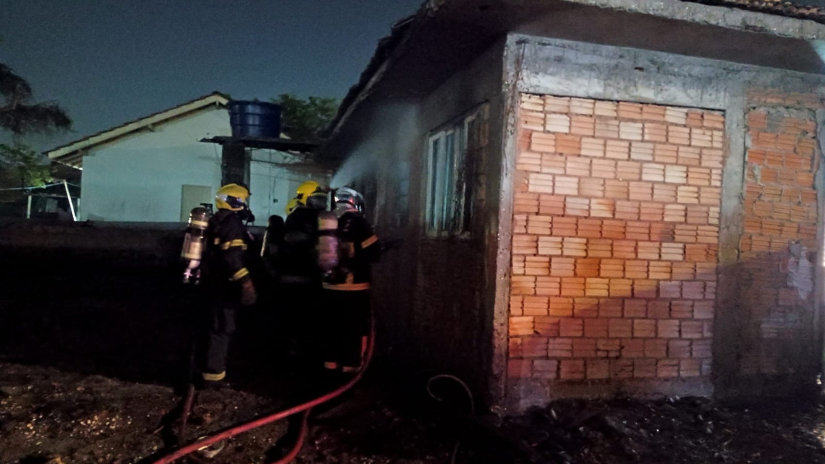 Inc&ecirc;ndio destr&oacute;i resid&ecirc;ncia e mata homem na Grande Florian&oacute;polis