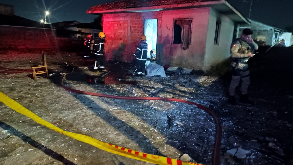 Inc&ecirc;ndio destr&oacute;i resid&ecirc;ncia e mata homem na Grande Florian&oacute;polis