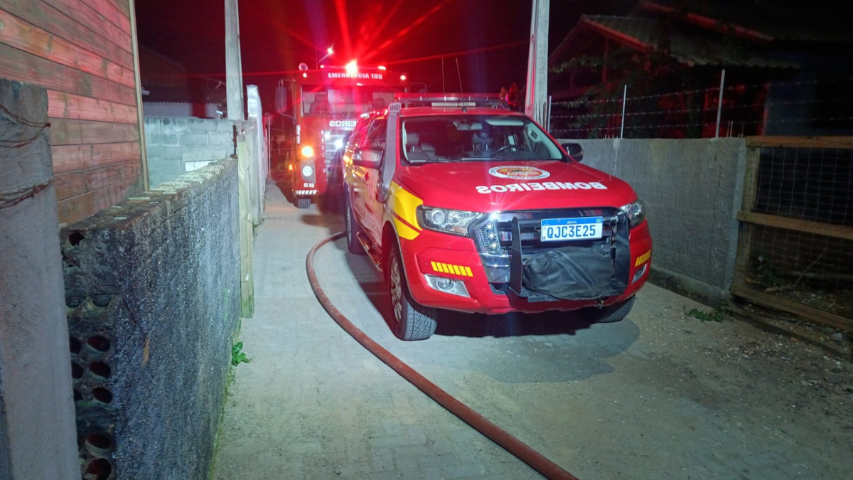 Inc&ecirc;ndio destr&oacute;i resid&ecirc;ncia e mata homem na Grande Florian&oacute;polis