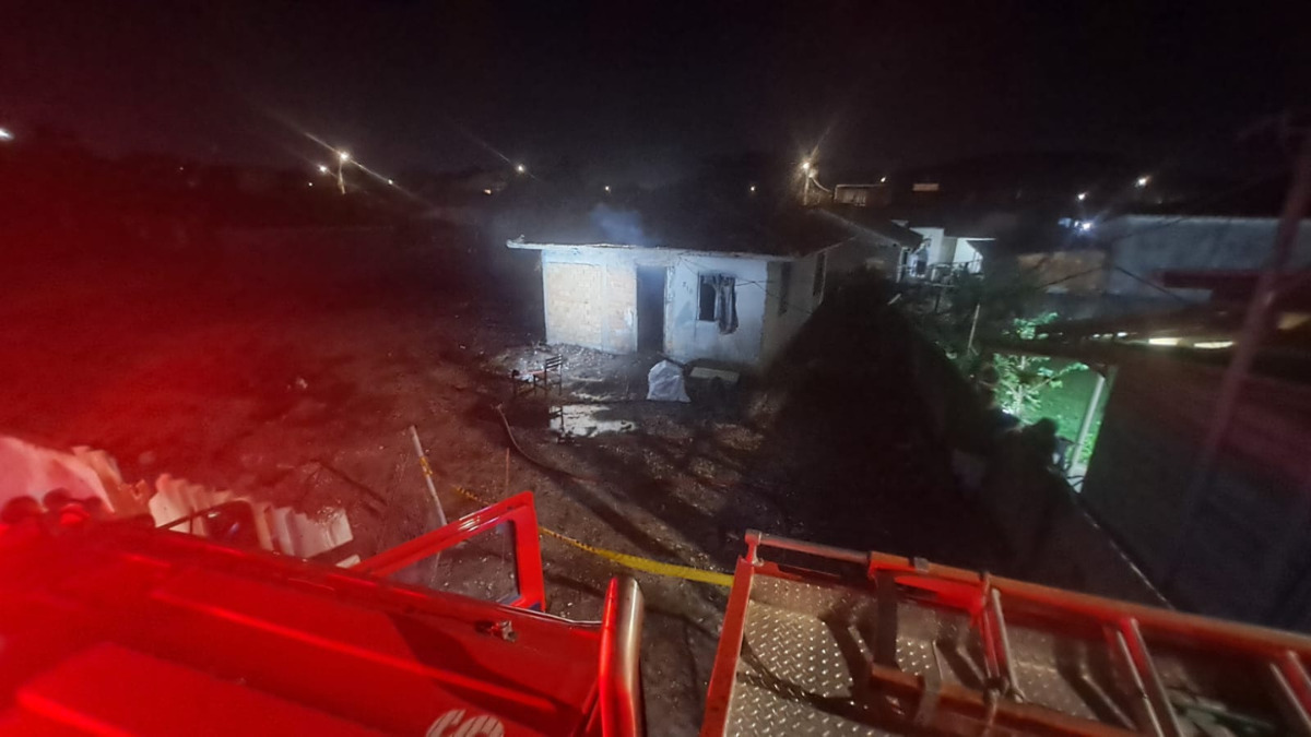 Inc&ecirc;ndio destr&oacute;i resid&ecirc;ncia e mata homem na Grande Florian&oacute;polis