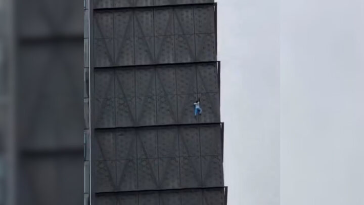 Influenciador que escalava prédio sem proteção tenta fugir de resgate em Buenos Aires