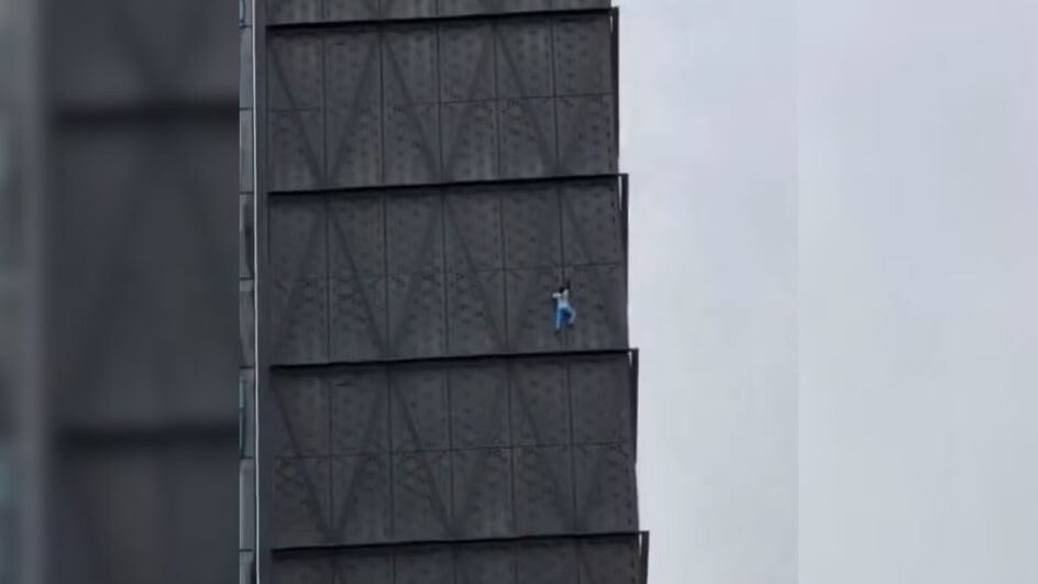 Influenciador que escalava prédio sem proteção tenta fugir de resgate em Buenos Aires