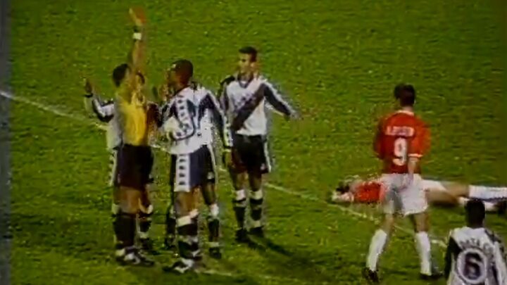 Internacional 4 x 1 Vasco pelo Campeonato Brasileiro de 1996 na Ressacada, em Florianópolis (Foto: RBS TV, Reprodução, Arquivo)