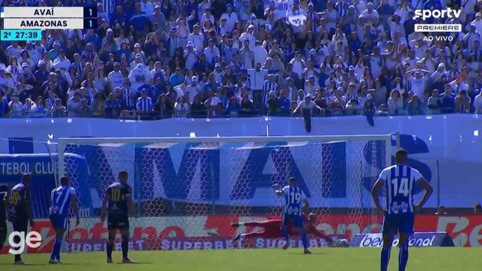 João Paulo perde o pênalti no 2° tempo e a chance de vitória do Avaí (Foto: reprodução, SPORTV Premiere)