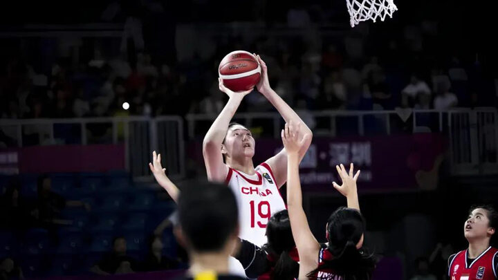 Gigante chinesa impressiona com seus 2,20m de altura em torneio de basquete sub-18