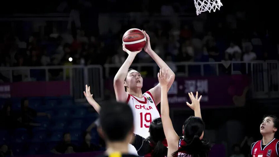 Gigante chinesa impressiona com seus 2,20m de altura em torneio de basquete sub-18