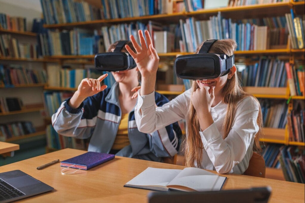 Integrar os jogos de forma orgânica ao currículo escolar transforma tópicos complexos em desafios acessíveis e estimulantes (Imagem: 24K-Production | Shutterstock)