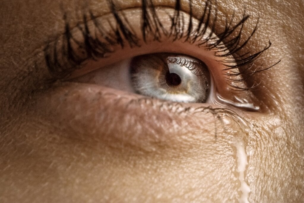 Chorar aumenta a lubrifica&ccedil;&atilde;o dos olhos, evitando a s&iacute;ndrome do olho seco (Imagem: Gorodenkoff | Shutterstock)