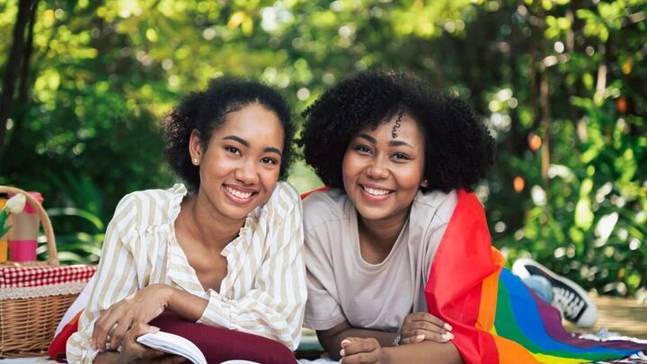 Livros podem ser a porta de entrada para promover a diversidade (Imagem: Chachamp | Shutterstock)
