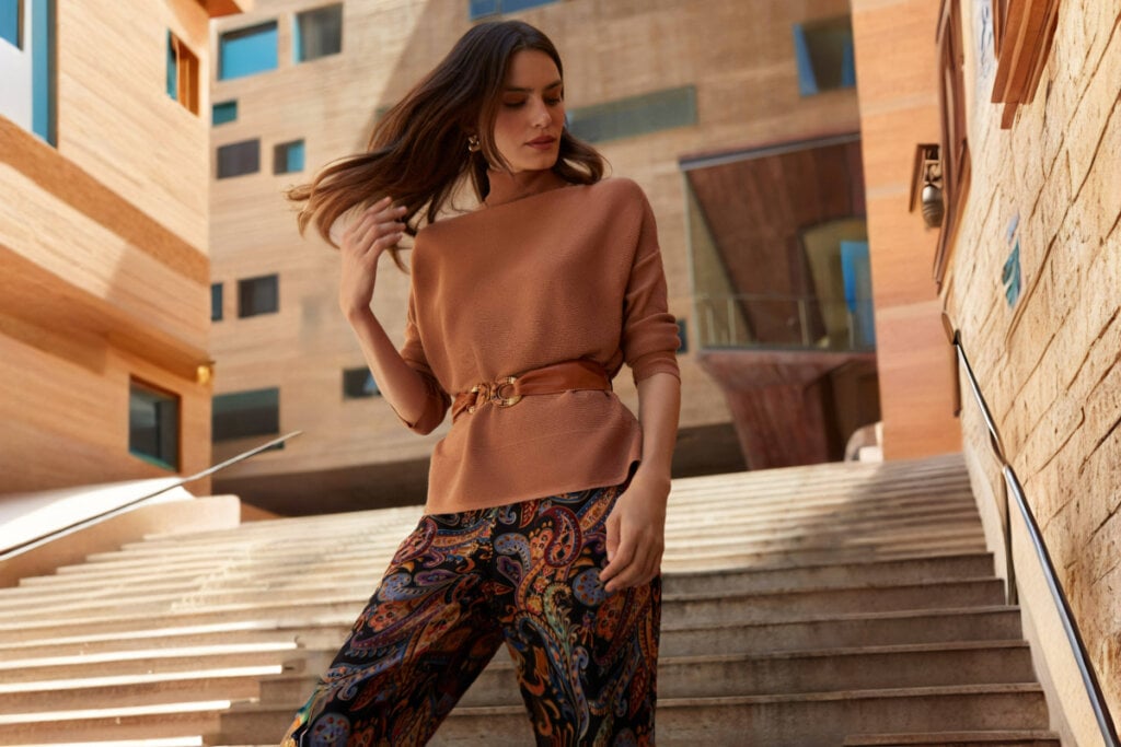 Looks coringas fazem a diferença quando se está longe do guarda-roupa (Imagem: Divulgação | Karine Basilio)