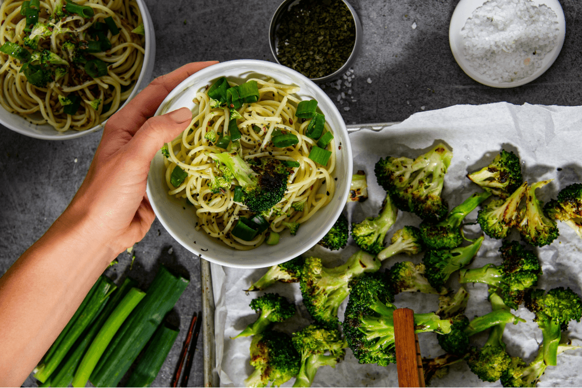 Macarrão oriental com brócolis (Imagem: Maram | Shutterstock)