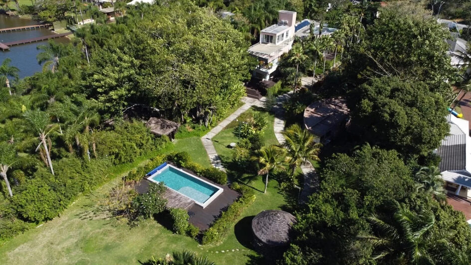 Fotos mostram detalhes da mansão cinematográfica à venda por R$ 23 milhões em Florianópolis