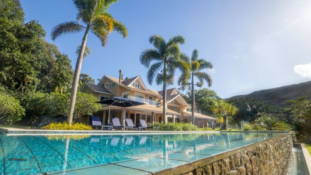 Píer, quadra de tênis e vista deslumbrante: o que R$ 25 milhões compram em Florianópolis