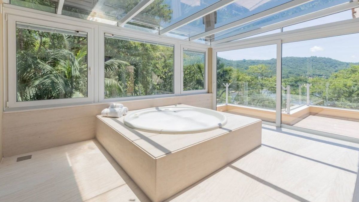 Píer, quadra de tênis e vista deslumbrante: o que R$ 25 milhões compram em Florianópolis