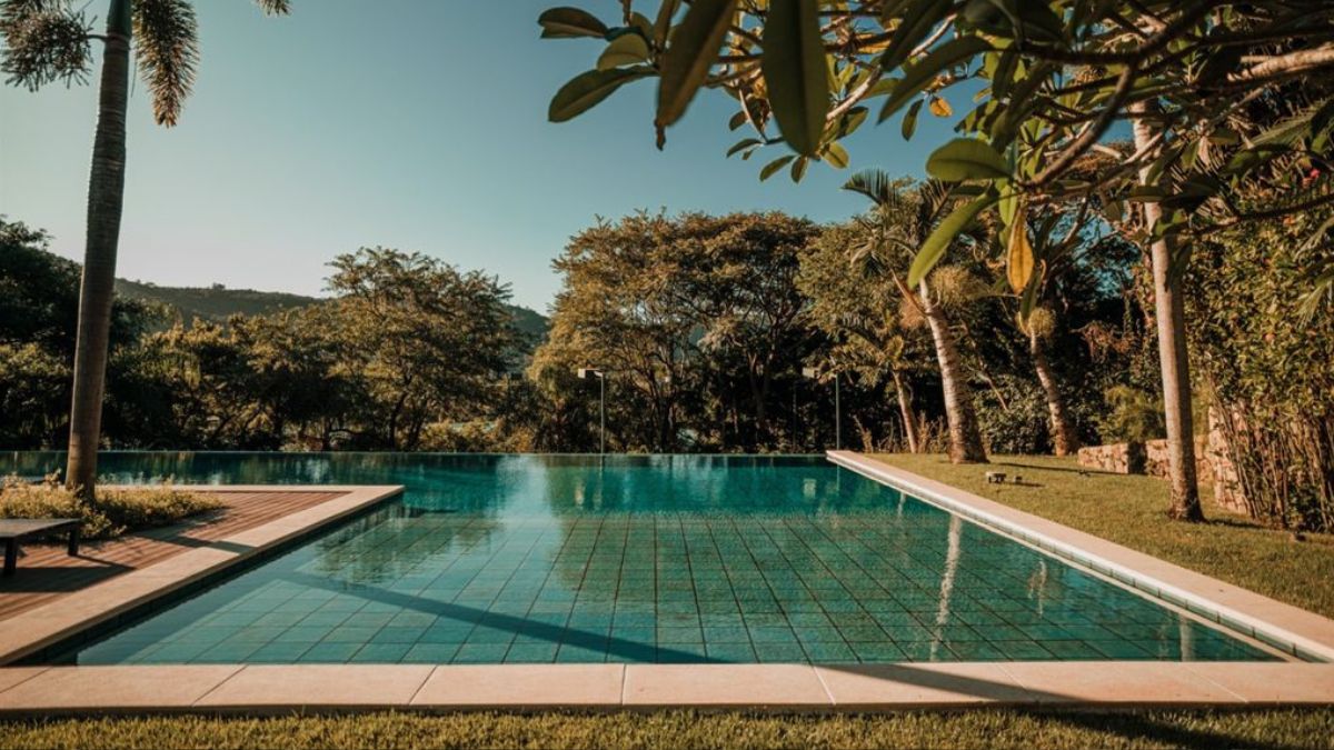 Píer, quadra de tênis e vista deslumbrante: o que R$ 25 milhões compram em Florianópolis