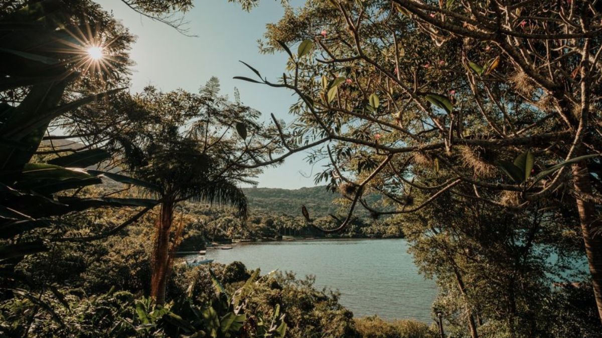 Píer, quadra de tênis e vista deslumbrante: o que R$ 25 milhões compram em Florianópolis