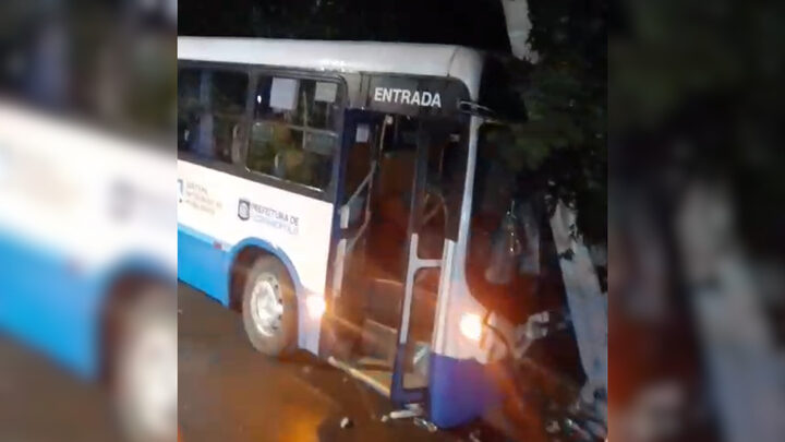 Motorista de ônibus perde controle na SC-406 em Florianópolis e arranca poste de energia elétrica