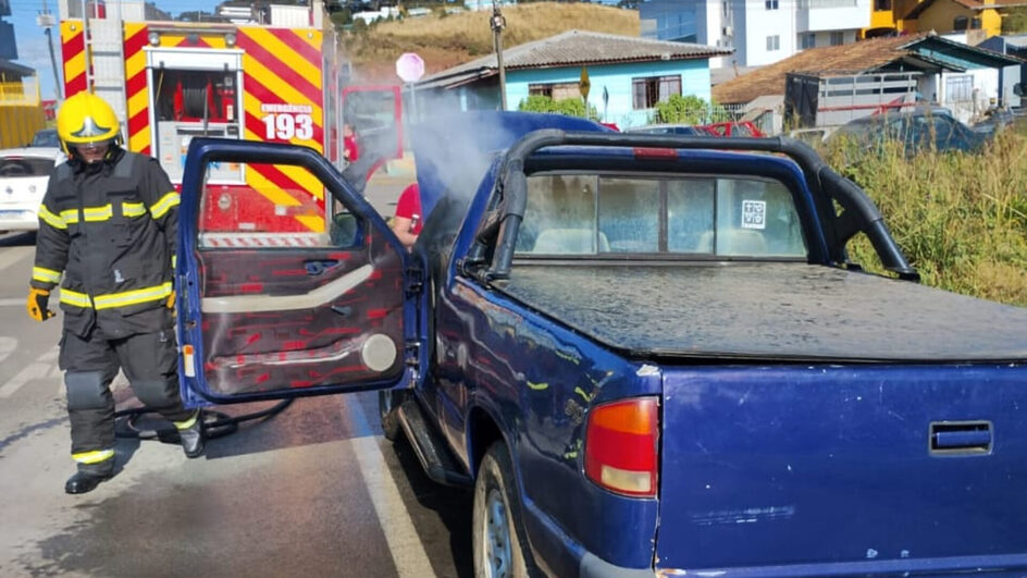 Motorista sai para ir na farmácia e encontra carro pegando fogo em SC