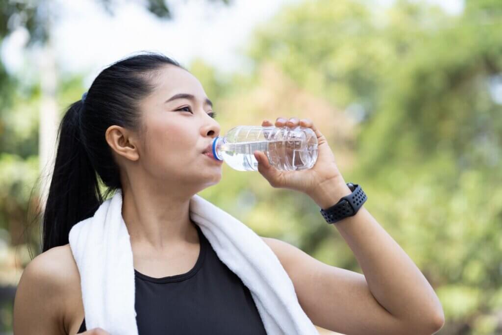 Consumir bastante água é importante para evitar dores de cabeça (Imagem: Perfect Angle Images | Shutterstock)