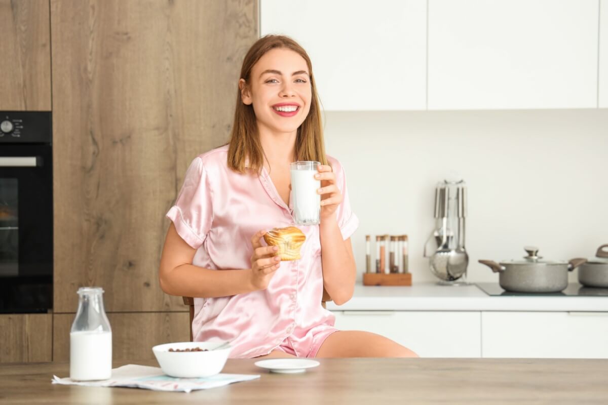 O leite não é um alimento inflamatório, mas deve ser evitado por quem tem intolerância à lactose e excluído em casos de alergia (Imagem: Pixel-Shot | Shutterstock)