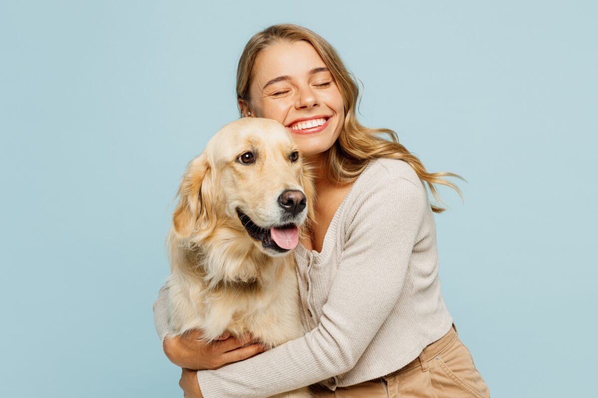 Por meio do comportamento, os cachorros demonstram afeto de diversas maneiras (Imagem: ViDI Studio | Shutterstock)