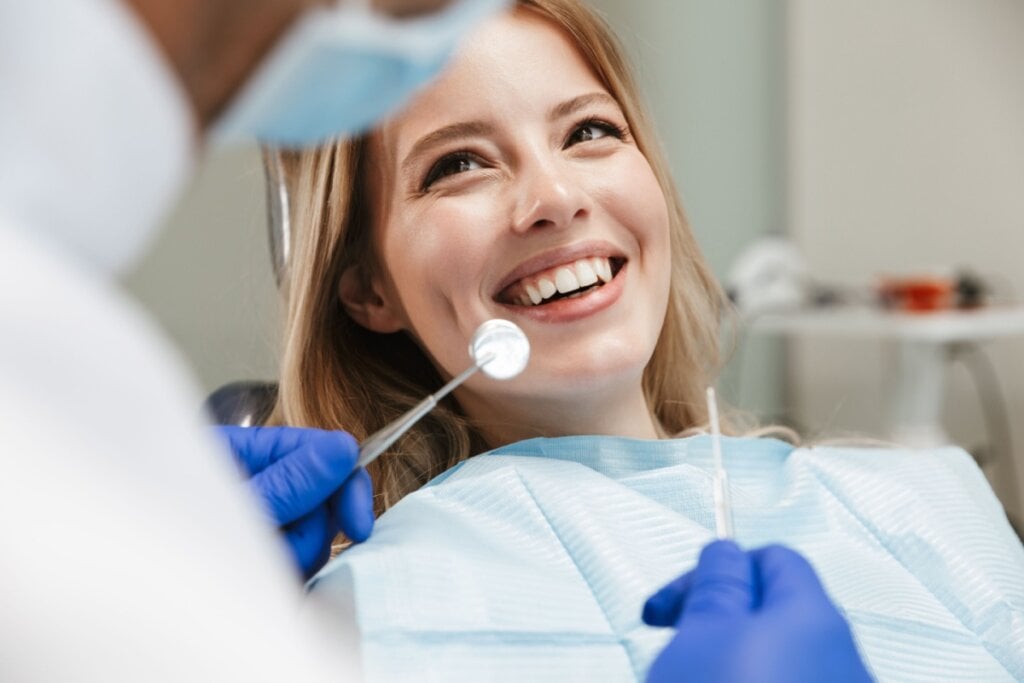 Visitar o dentista regularmente &eacute; uma das formas mais eficazes de prevenir o c&acirc;ncer na boca (Imagem: Dean Drobot | Shutterstock)
