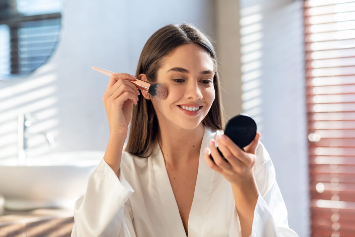Novas tendências de beleza valorizam o aspecto natural em skincare, makes e hairstyles (Imagem: Prostock-studio | Shutterstock)