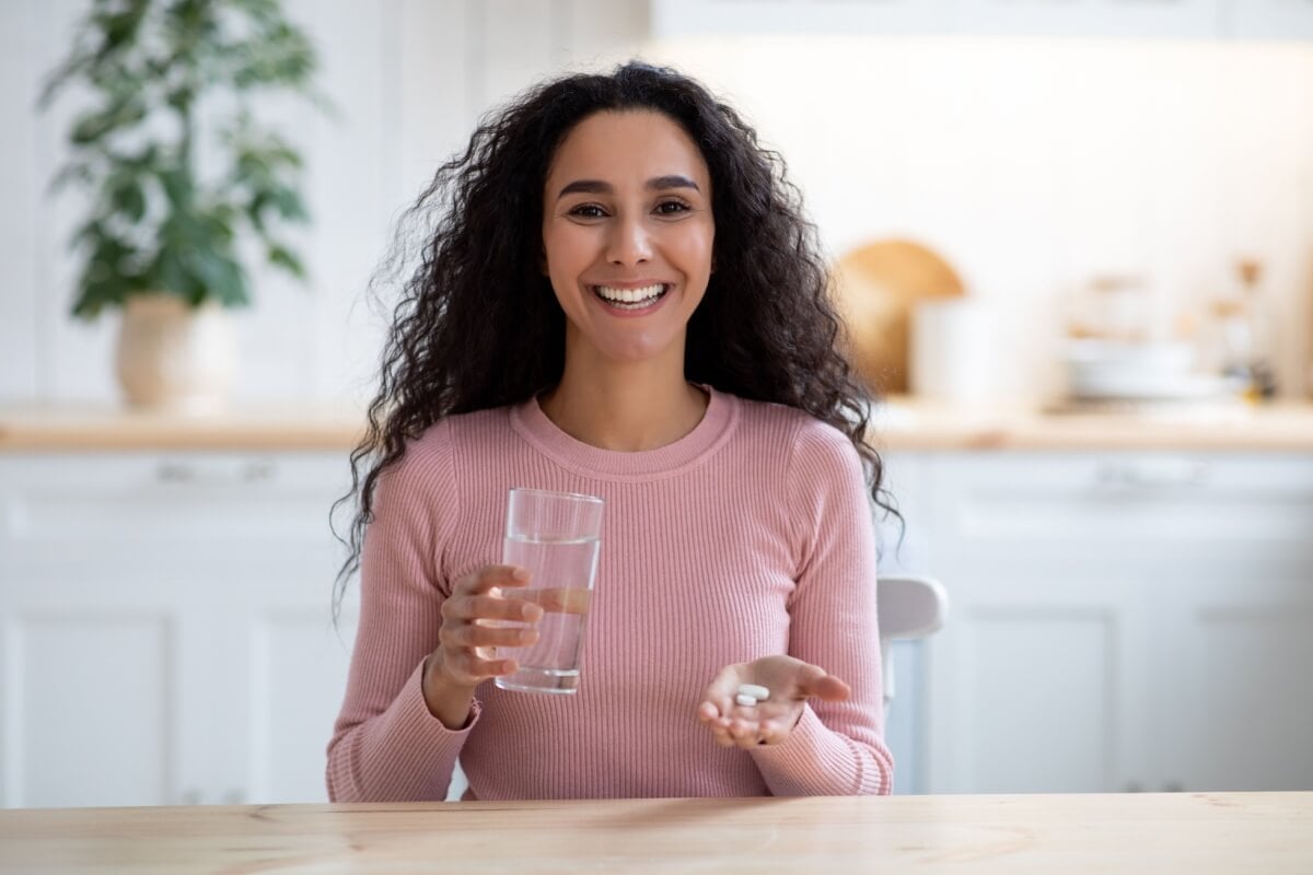 Suplementos alimentares estão cada vez mais populares por fornecerem nutrientes essenciais de forma prática (Imagem: Prostock-studio | Shutterstock)