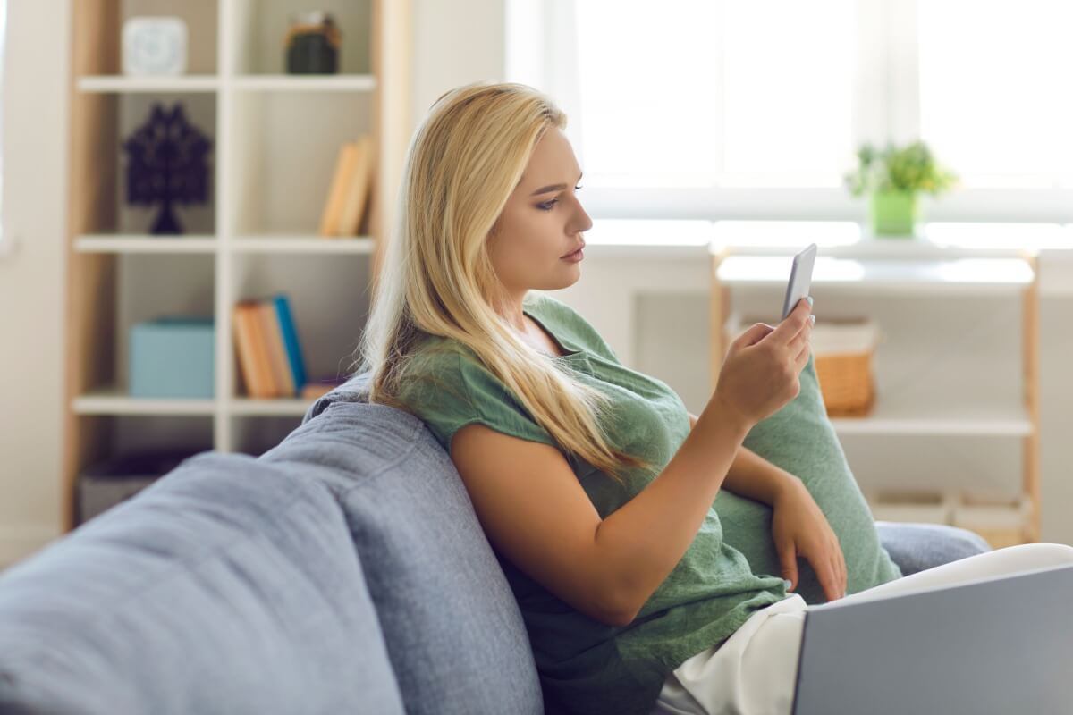 Os stalkers também existem no universo da espiritualidade (Imagem: Studio Romantic | Shutterstock)