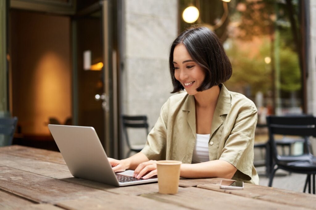 Funções de desenvolvimento de software e engenharia são algumas das mais procuradas (Imagem: Mix and Match Studio | Shutterstock)